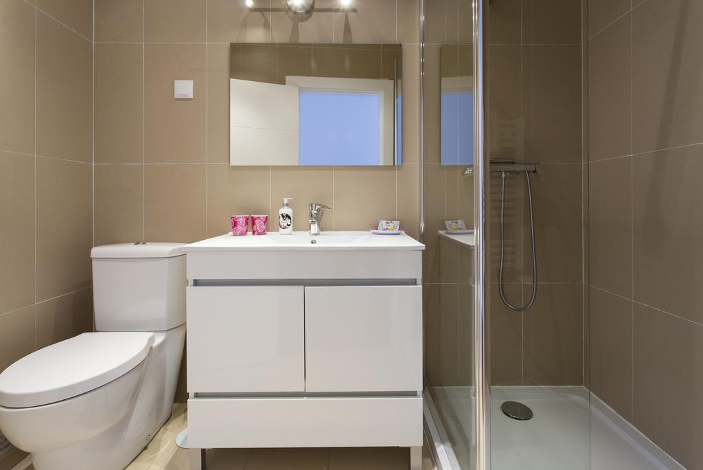 Joivy Joyful 2Br Apt With Terrace Nearby Sao Bento Palace 리스본 객실 사진